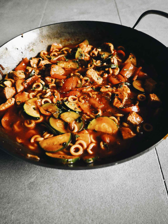 TOMATIGE ONE-POT NUDELPFANNE MIT ZUCCHINI, PAPRIKA, HÜHNCHEN & SPAGHETTI O'S AUS DER DOSE WENN ES MAL SCHNELL GEHEN MUSS