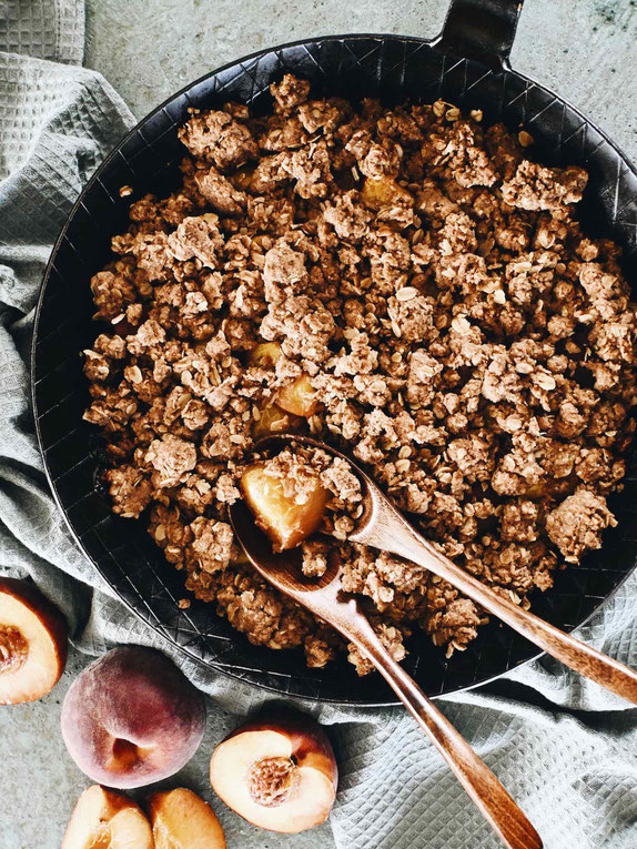 SOMMERLICHES PFIRSICH CRUMBLE MIT HAFERFLOCKEN-STREUSELN