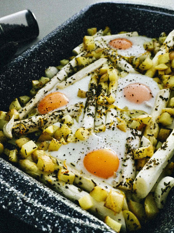 ONE-PAN SPARGELPFANNE AUS DEM OFEN MIT EI & KARTOFFELN