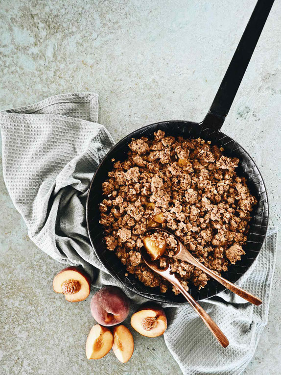 SOMMERLICHES PFIRSICH CRUMBLE MIT HAFERFLOCKEN-STREUSELN