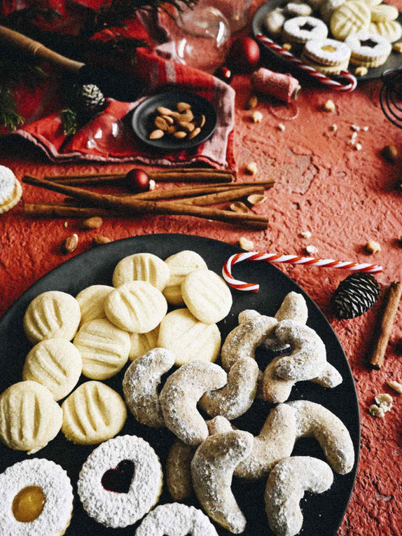 WUNDERBARE WEIHNACHTSZEIT MIT SCHNEEFLÖCKCHEN, VANILLEKIPFERLN, FRUCHT-TALERN & SCHOKOLADE