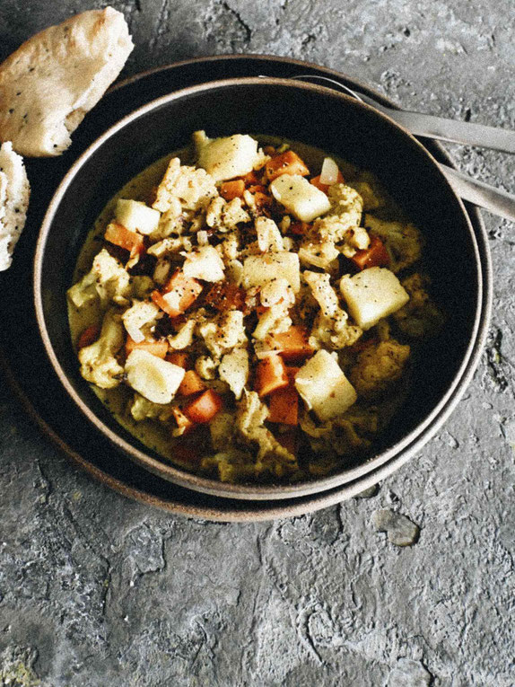 SÜSSKARTOFFEL-BLUMENKOHL CURRY MIT PANEER