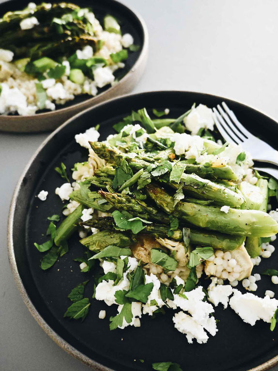 PERLCOUSCOUS MIT SPARGEL, ARTISCHOCKEN & ZIEGENKÄSE