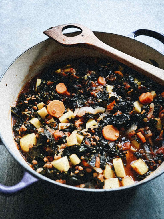 WÄRMENDER HERZHAFTER PALMKOHL-EINTOPF MIT MÖHRE, KARTOFFEL, TOMATE & LINSE