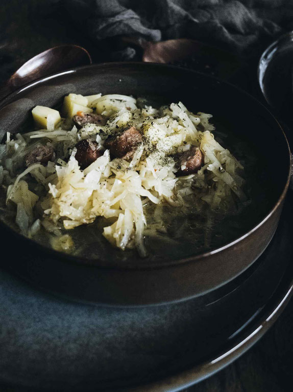 KOHLSUPPE MIT KARTOFFEL & PINKEL - IDEALE RESTEVERWERTUNG UND MEAL PREP FÜR DIE NÄCHSTE WOCHE MIT EINER LECKEREN WURST ALS EINLAGE