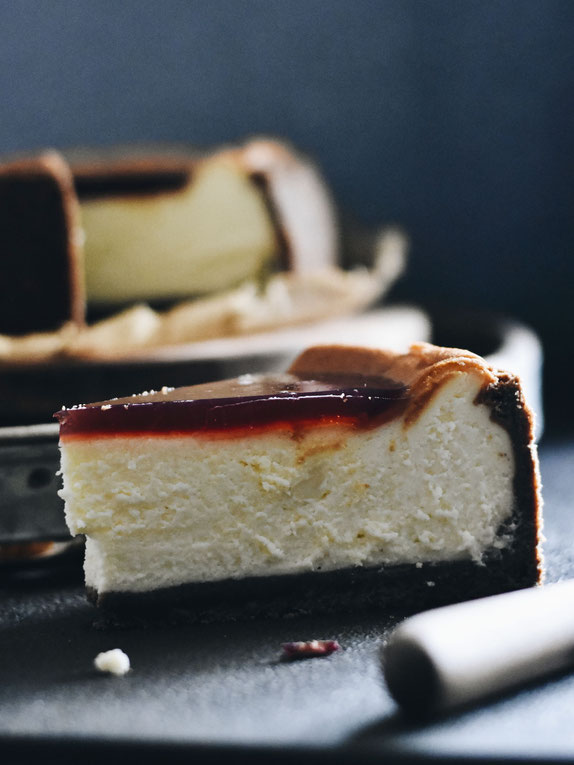 KÄSEKUCHEN MIT SCHOKOBODEN & FRUCHTGLASUR