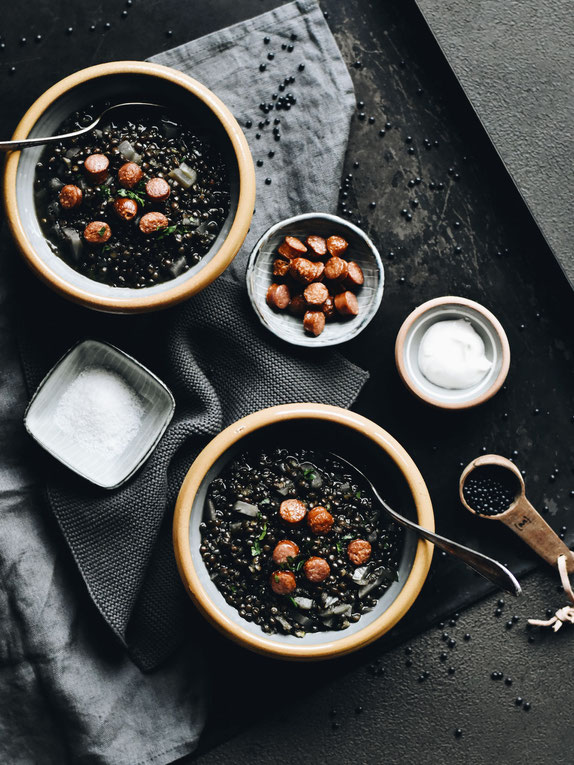 SCHWARZE LINSENSUPPE