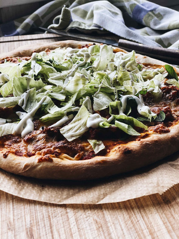 DÄNISCHE PIZZA MIT BOLOGNESE & SALAT