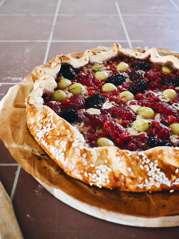 SCHNELLE SOMMERLICHE BEEREN-GALETTE MIT SESAM