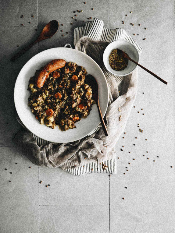 HERZHAFTE LINSENSUPPE MIT METTENDEN, DIE IN 40 MINUTEN AUF DEM TISCH STEHT