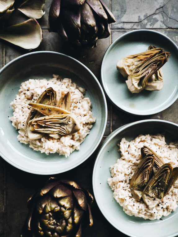 ARTISCHOCKEN-RISOTTO AUS GANZ FRISCHEN ARTISCHOCKEN AUS EINER CROWDFARMING-KISTE ZUSAMMEN MIT SKREI, DER NICHT AUF DEM BILD IST