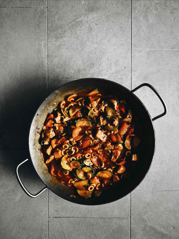 TOMATIGE ONE-POT NUDELPFANNE MIT ZUCCHINI, PAPRIKA, HÜHNCHEN & SPAGHETTI O'S AUS DER DOSE WENN ES MAL SCHNELL GEHEN MUSS