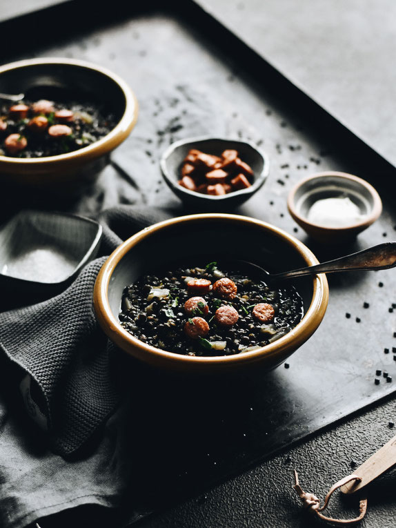 SCHWARZE LINSENSUPPE