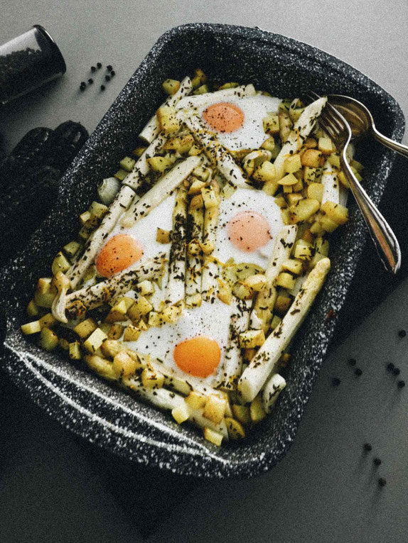 ONE-PAN SPARGELPFANNE AUS DEM OFEN MIT EI & KARTOFFELN