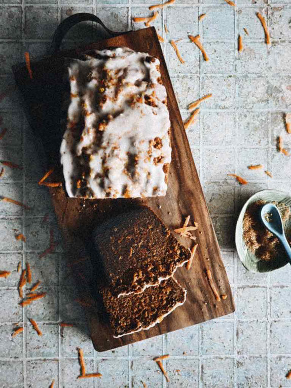 MÖHRENKUCHEN IM KASTEN MIT ZITRONENGLASUR