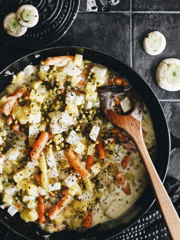 Gemüsepfanne mit Mairübchen & köstlicher Béchamel-Käsesauce