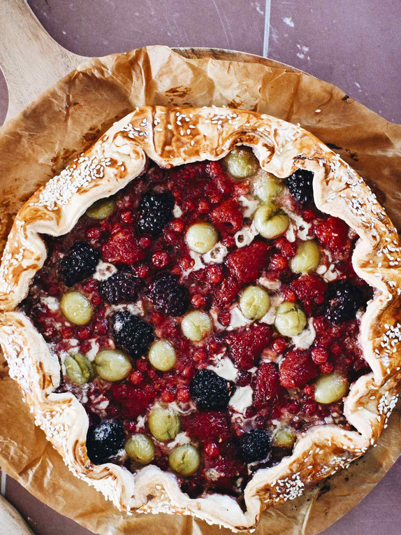 SCHNELLE SOMMERLICHE BEEREN-GALETTE MIT SESAM