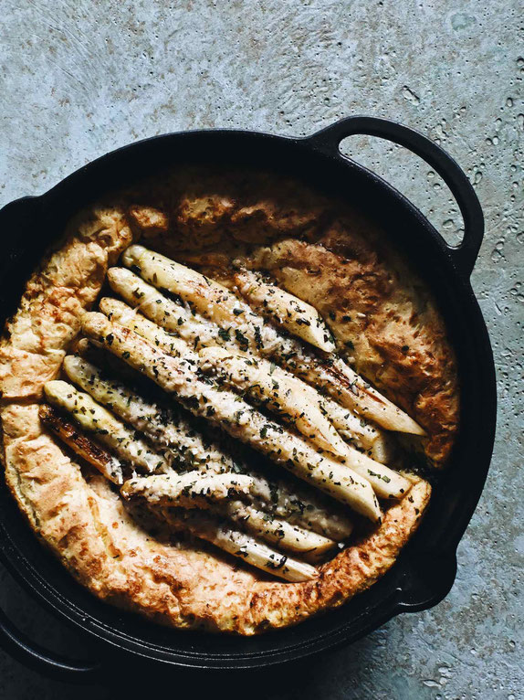 OFENPFANNKUCHEN DUTCH BABY MIT WEISSEM SPARGEL & PARMESAN