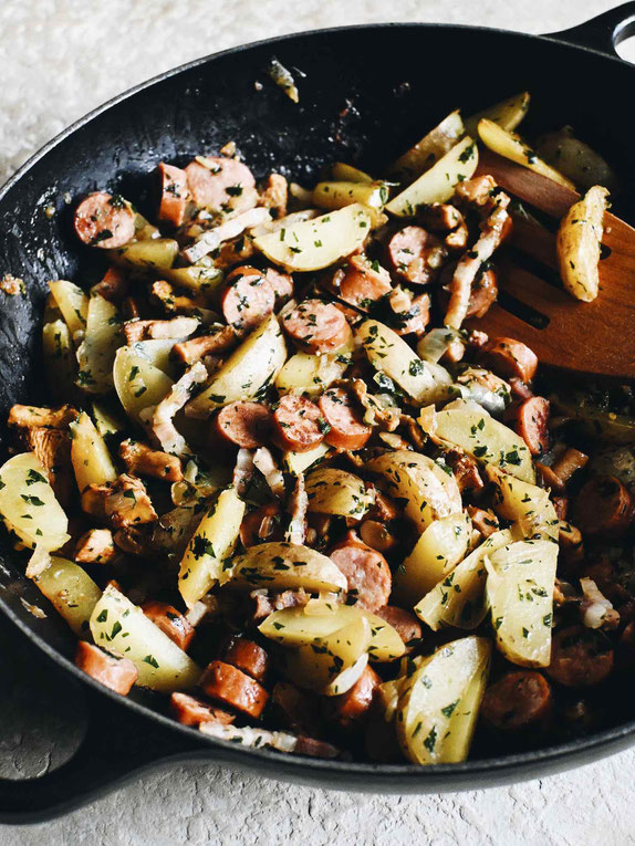 EINFACHE KARTOFFEL-PFANNE MIT PFIFFERLINGEN, SCHINKENGRILLER UND VIEL PETERSILIE