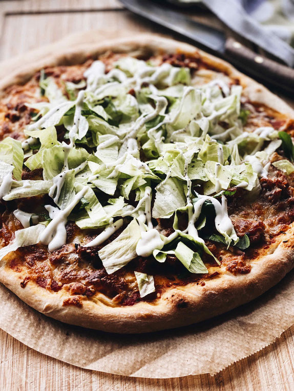 DÄNISCHE PIZZA MIT BOLOGNESE & SALAT