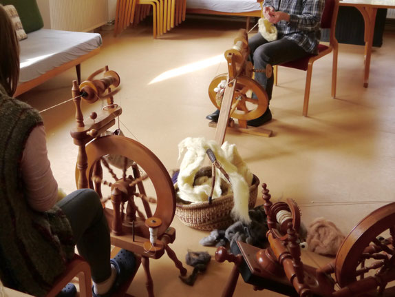 November 2020: Handspinnen mit Spindel und Rad: Ein Wochenende im QuäkerHaus. – "Nimm Zuflucht zum Spinnen, damit sich der Geist beruhigt. Die Musik des Rades ist Balsam für unsere Seele." Mahatma Gandhi