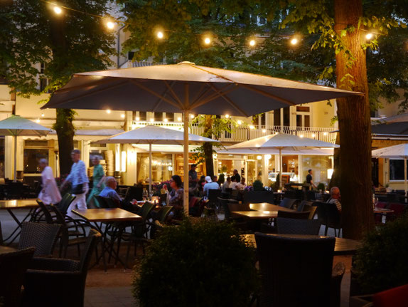 Anfang August 2020: Es ist so wunderbar in der Hauptallee unter den hohen Linden. Fürs mediterrane Urlaubsgefühl gehen wir nur mal kurz runter in die Stadt ! Irgendwer bekanntes ist meistens schon da.