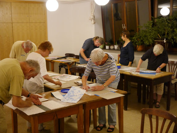 Sven der Buchbinder zu Gast: Die Entwicklung über Jahrtausende vom Papyrus über Pergament zum Papier ... und dann legten wir selber Hand an und machten uns eine Mappe.
