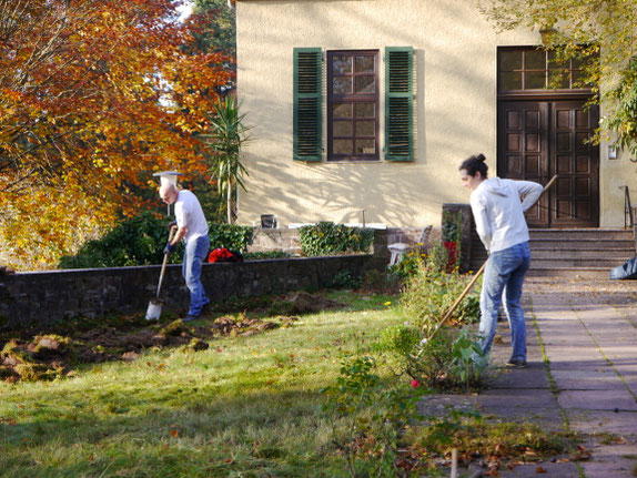 November 2020: "Garten-Zeit-Wochenende" Die Wildrosenhecke ist gepflanzt, ca. 200 Tulpen gesetzt, die wilde Wiese für neue Einsaaten vertikutiert, ein Hügelbeet für Rhabarber hinterm Haus angelegt usw. Für eine blühende Zukunft!