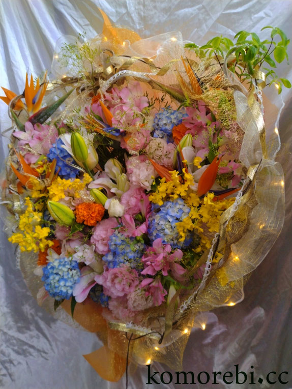 光るLEDリボン使用開店祝フラワーアレンジ