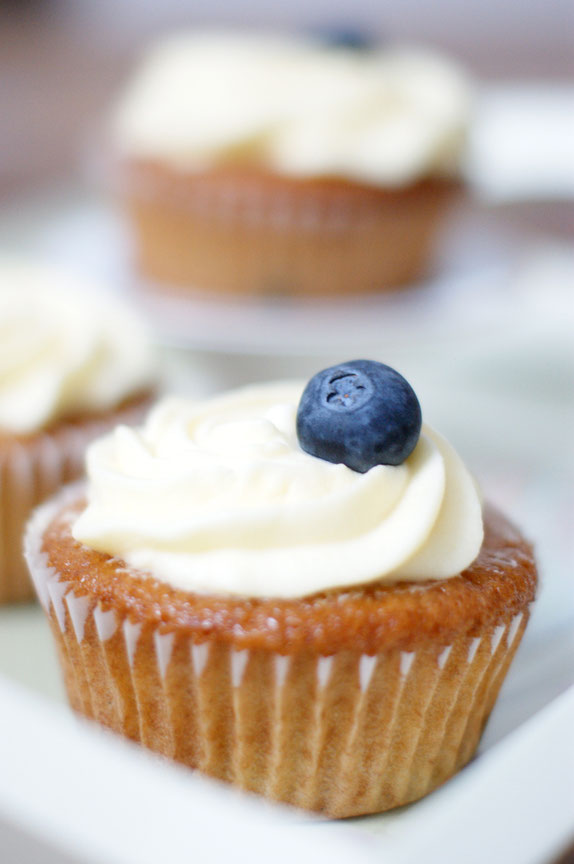 Vanille-Cupcake mit Heidelbeeren und Zitrone