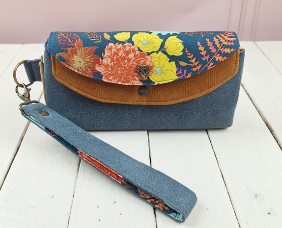 Grand portefeuille porte‑chéquier femme, faux cuir bleu, tissu bleu pétrole à fleurs sauvages, similicuir fauve – pochette clutch élégante, idée cadeau artisanale pour femme