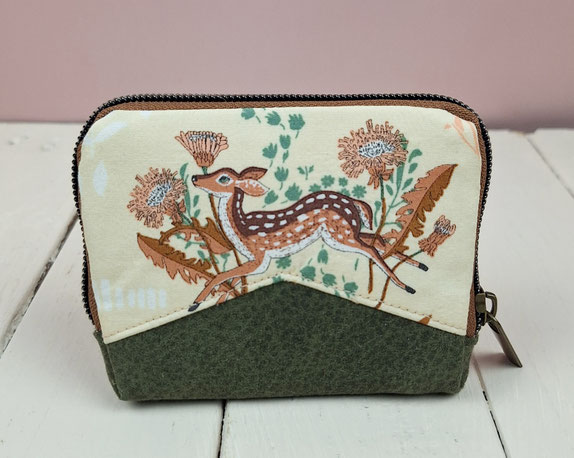 petit portefeuille minimaliste femme, mini porte-cartes zippé, fermeture par zip, faux cuir kaki , tissu thème forêt, nature avec biche, fabrication artisanale française, idée cadeau 