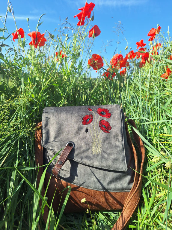 Besace brodée femme, sac bandoulière asymétrique en velours vert olive et simili cuir marron, broderie coquelicots, fabrication artisanale en Alsace.