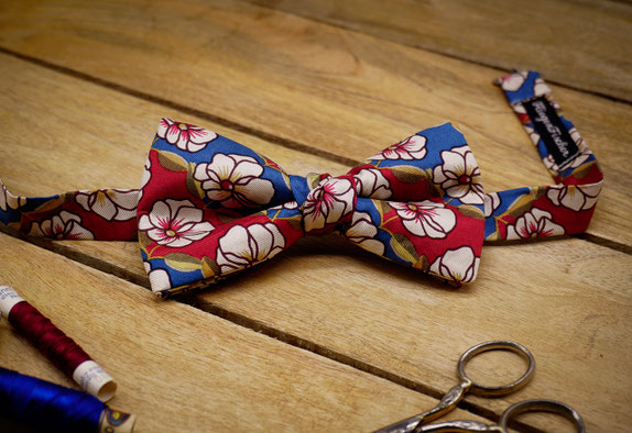 Elegante Fliege aus Seide mit Blumen in rot und blau