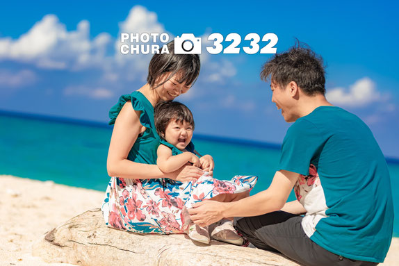 沖縄美ら海をバックに贅沢なママの抱っこシーン