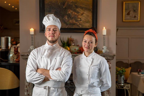 Riccardo und Barbara Piazzoli stellen sich vor und schauen in die Kamera. Riccardo ist der Koch des Ristorante La Volpe in Düsseldorf Gerresheim, Barbara ist für den guten Service verantwortlich.