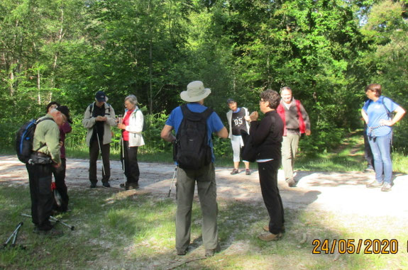Tout le monde s'interroge ! Mais que viennent faire ces clous dans les rochers ?