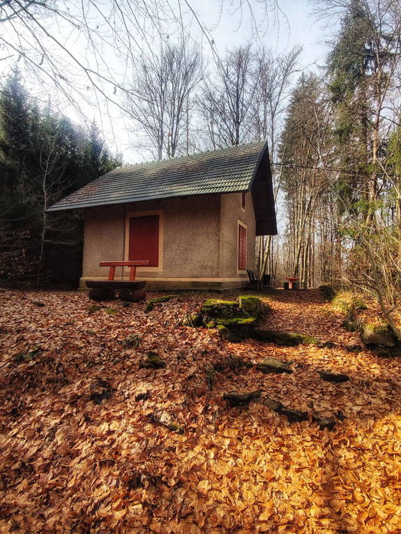 Mitten im Wald ist das Gustav Mahler Komponierhäuschen zu finden