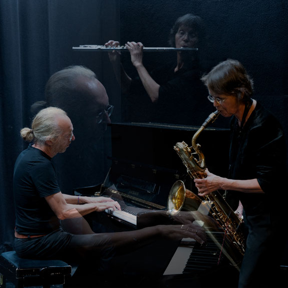 Die UKW-Band steht am Hamburger Hafen mit ihren Instrumenten.