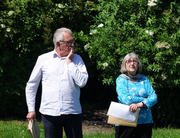 Philippe Ponce et Claudine Cicolella content des fables à l'issue de la petite balade et après l'inauguration. 