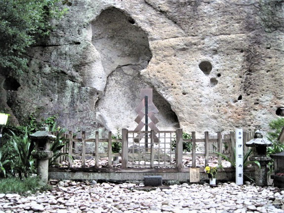 花窟（はなのいわや）神社