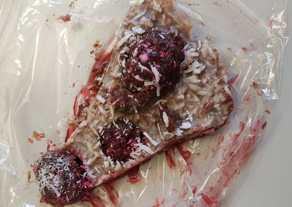 Kokosflocken, Kokosöl, Kakao und Himbeeren - fertig ist der selbstgemachte zuckerfreie "Kuchen".
