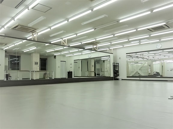 スタジオ内部　　　８０㎡の広いスタジオ、2面鏡、床リノリウム、各種音源利用可能
