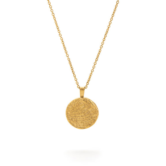 Halskette mit Anhänger, natürliche Struktur, geschwungene Linien in Sterling Silber, runder Anhänger vergoldet, Kette von Schmuckdesignerin Maren Düsel