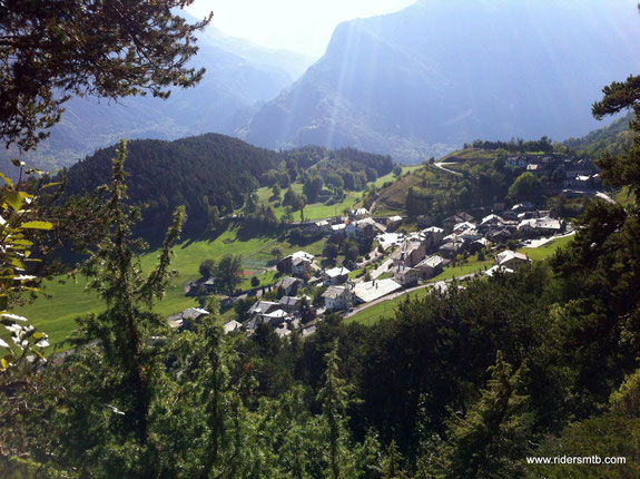 poco dopo siamo sopra i tetti di Saint Nicolas concludendo un anello a dir poco spettacolare