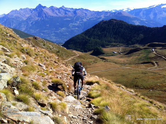 già si intravede la strada bianca che ci condurrà su altro single track .....questa volta più morbido ma comunque divertente