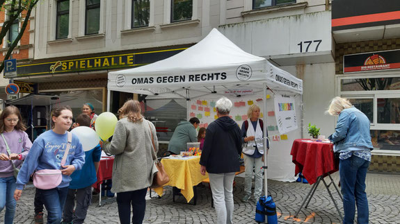 Foto: M. Gugle - Omas gegen Rechts Bänke raus. Straßenfest Langendreer