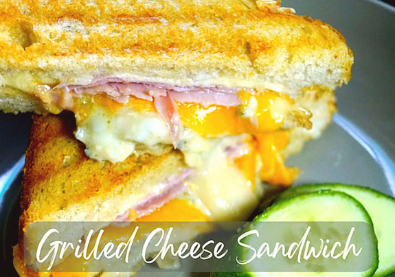 Grilled Cheese Sandwich mit dreierlei Käse und Schinken
