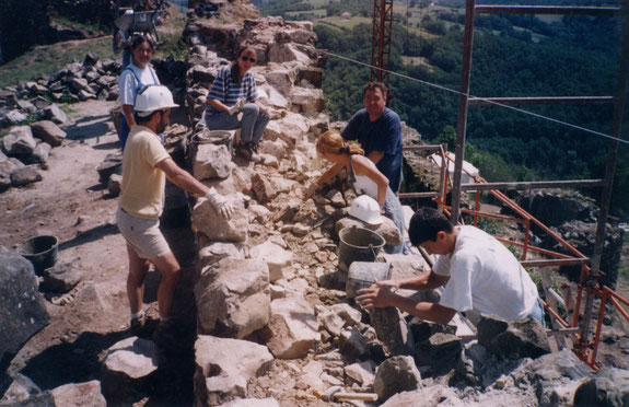 Thierry Plume sur un chantier bénévole dans les années 90, Château de Calmont, Espalion, Aveyron 