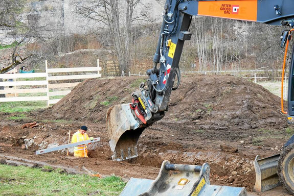 Bagger und Fachkraft prüfen Bodenabtrag und Einbau auf der Baustelle in Rottweil (Bodenschutzkonzept).